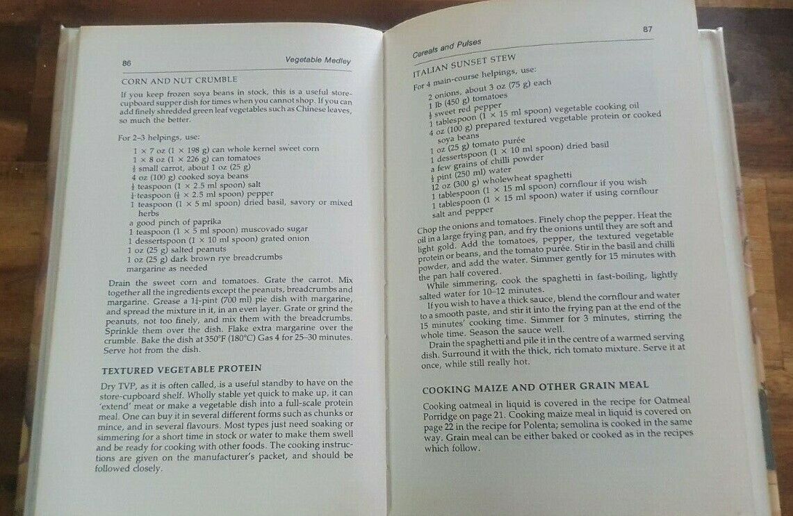 Eating Naturally: Recipes for Food with Fibre by Maggie Black & Pat Howard 1980